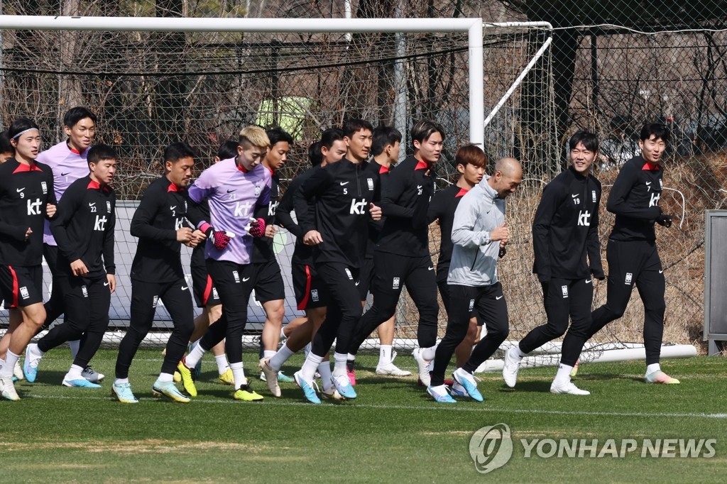 South Korean players jog to prepare for a training session at the National Football Center in Paju, some 30 kilometers northwest of Seoul, on March 21, 2023. (Yonhap)
