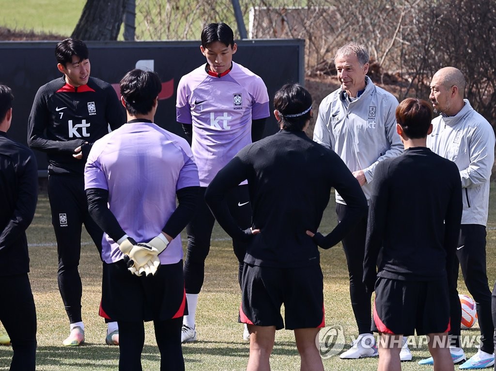 위르겐 클린스만 대한민국 감독(오른쪽에서 두 번째)이 2023년 3월 21일 서울에서 북서쪽으로 약 30km 떨어진 파주 국립축구센터에서 열린 훈련 세션 전에 그의 팀에게 연설하고 있다.