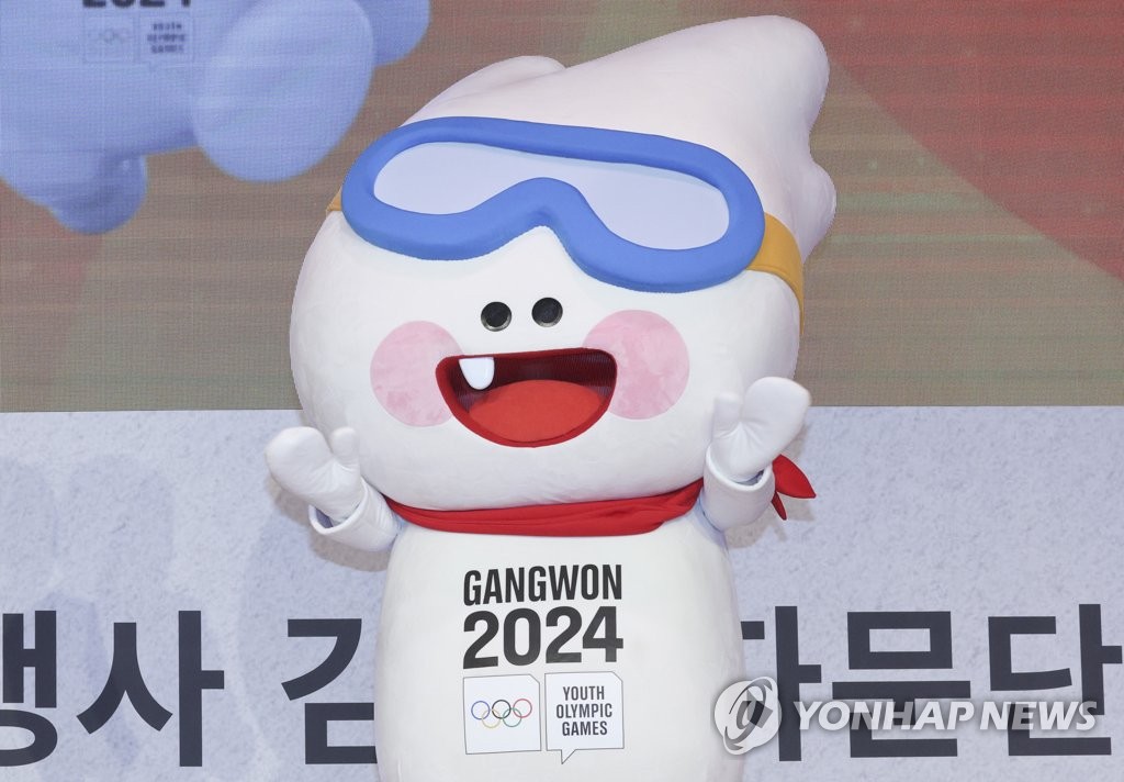 På dette 24. mars 2023-filbildet hilser Moongcho, maskoten til de olympiske vinterlekene for ungdom i Gangwon 2024, deltakerne under en seremoni i Seoul for å kåre konkurransens æresambassadører.  (Yonhap)