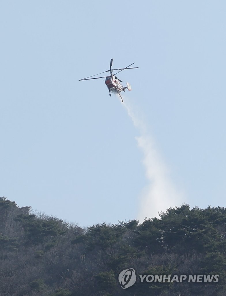 강화 마니산서 불…잔불 진화하는 헬기