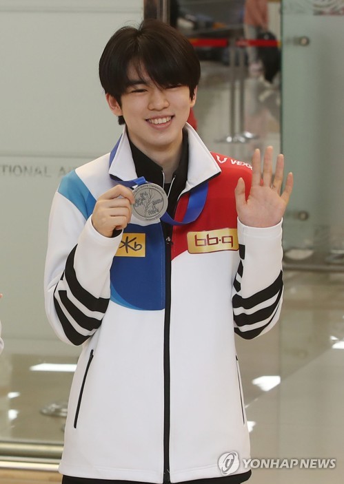 South Korean figure skater Cha Jun-hwan waves to cameras at Gimpo International Airport in Seoul on March 27, 2023, after arriving home with a silver medal in the men's singles at the International Skating Union World Figure Skating Championships in Japan. (Yonhap)