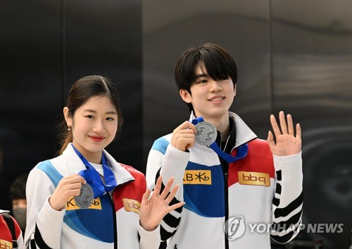 Cha Jun-hwan y Lee Hae-in regresan con medallas de plata