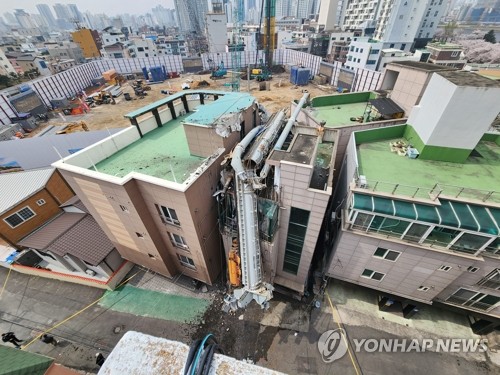 원룸 건물 덮친 건설 중장비