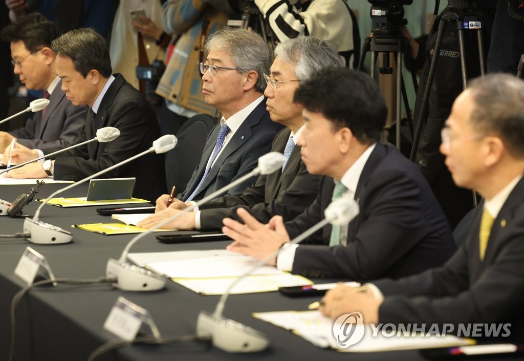 금융당국 발언 듣는 금융지주회장들