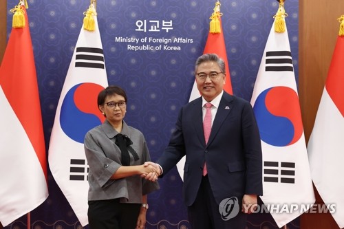 韓国・インドネシア外相が握手