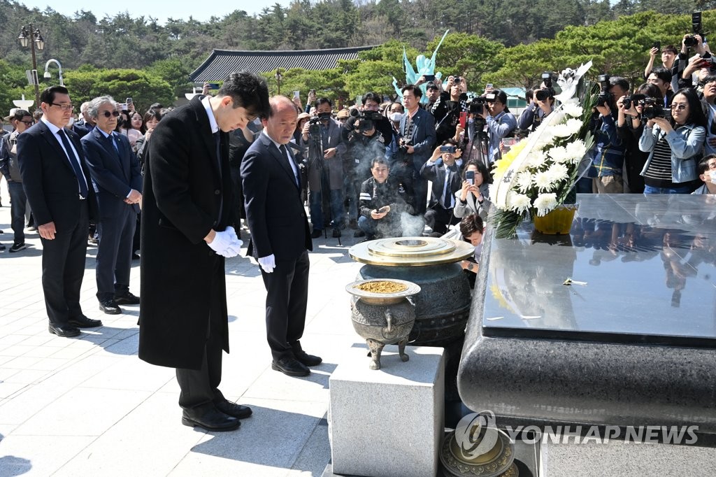 Chun Woo-won rindiendo tributo a las víctimas de Gwangju