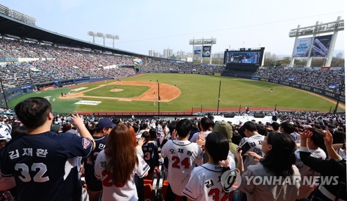 A sellout crowd of 23,750 watches a Korea Baseball Organization Opening Day game between the Lotte Giants and the Doosan Bears at Jamsil Baseball Stadium in Seoul on April 1, 2023. (Yonhap)
