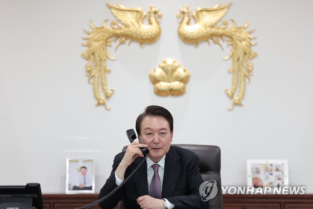 Esta foto del presidente Yoon Suk Yeol hablando por teléfono con el primer ministro holandés Mark Rutte es proporcionada por la oficina presidencial.  (FOTO NO A LA VENTA) (Yonhap)