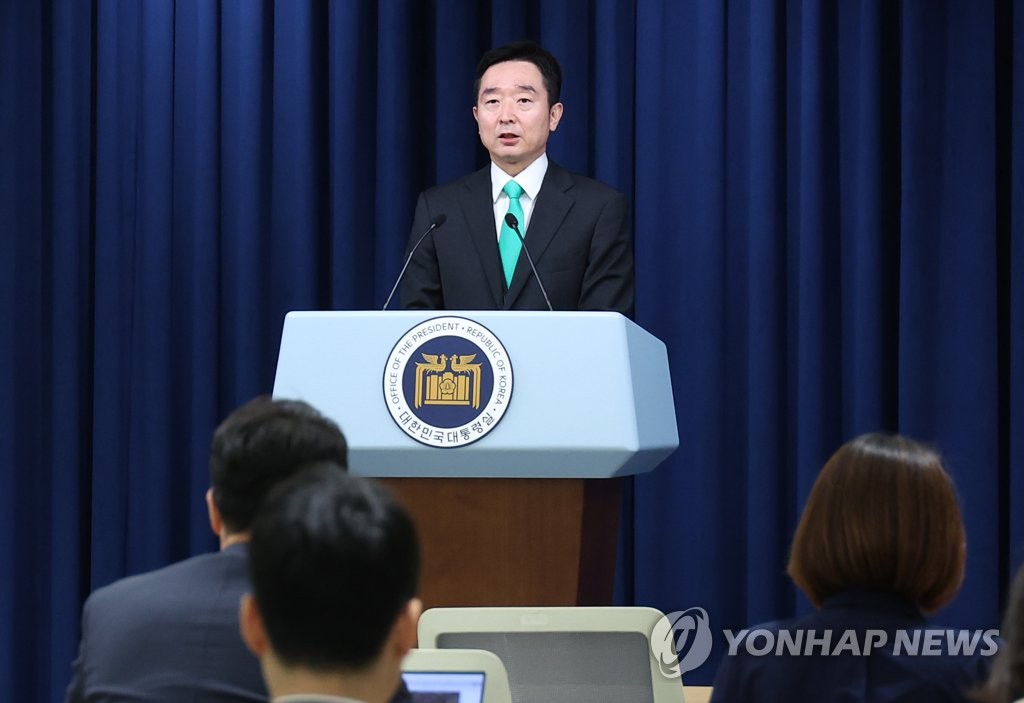Presidential spokesperson Lee Do-woon briefs reporters at the presidential office in Seoul on April 7, 2023. (Yonhap)