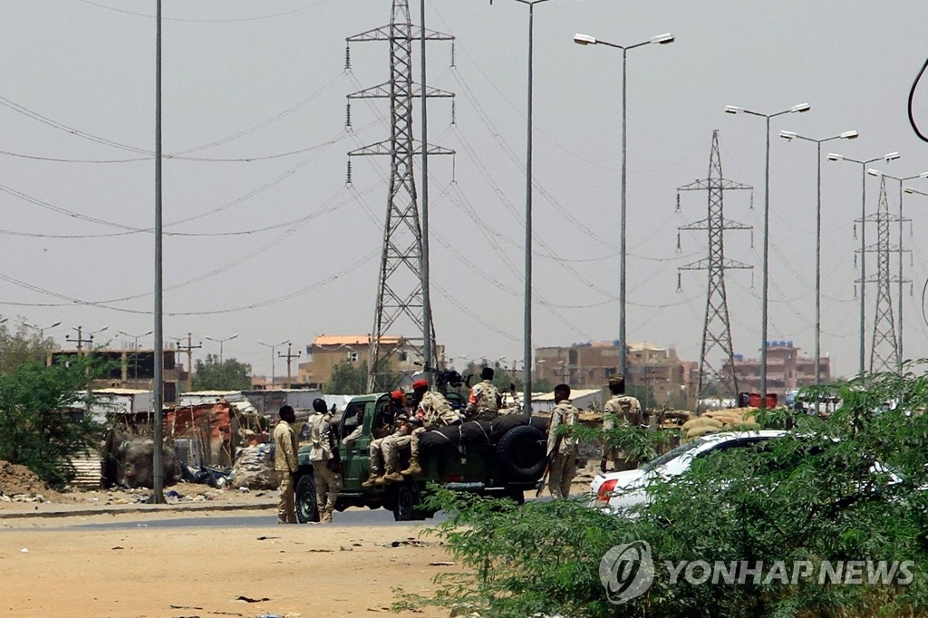 '군벌간 무력 충돌' 수단 수도 하르툼에 배치된 군사들