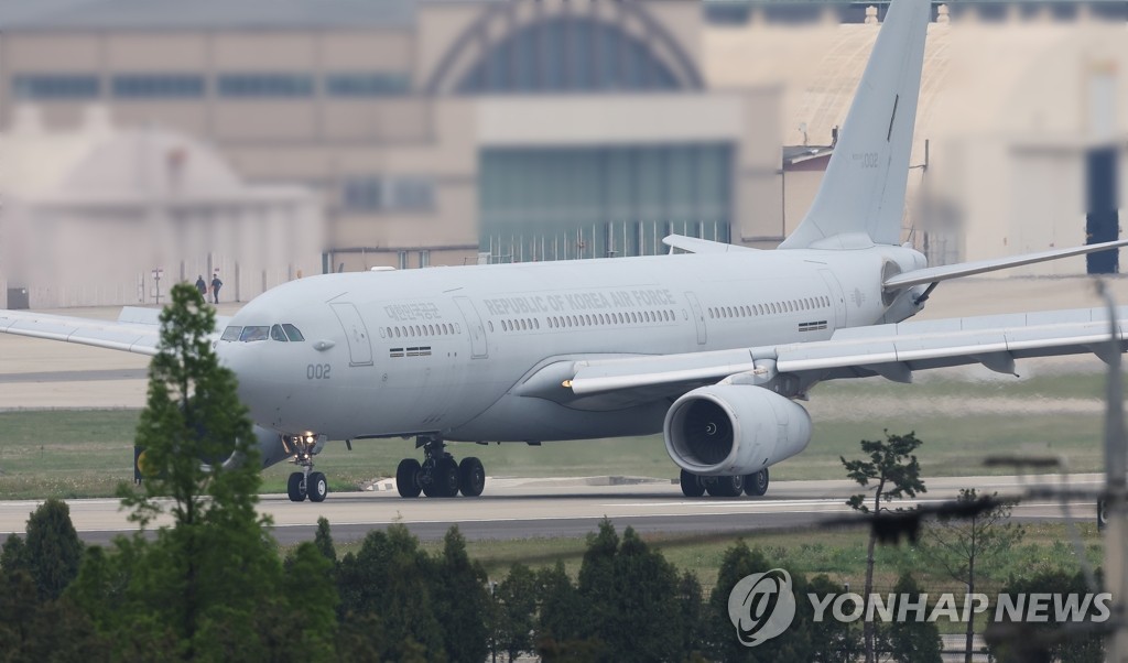 Un avion-citerne KC-330 transportant des Sud-Coréens évacués du Soudan arrive à la base aérienne de Séoul, au sud de Séoul, le 25 avril 2023.