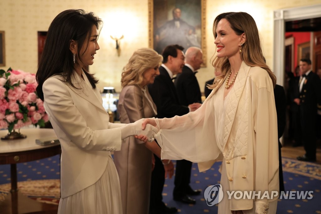 First lady meets Angelina Jolie | Yonhap News Agency