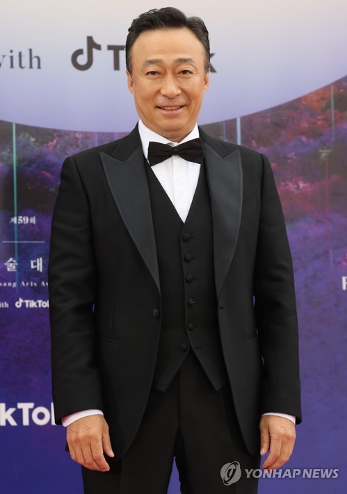 Actor Lee Sung-min poses for a photo on the red carpet of the 59th Baeksang Arts Awards ceremony in Incheon, 27 kilometers west of Seoul, on April 28, 2023. (Yonhap)