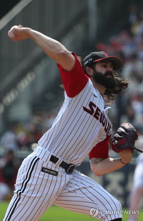 LG Twins starter Casey Kelly pitches against the Kia Tigers during the top of the fifth inning of a Korea Baseball Organization regular season game at Jamsil Baseball Stadium in Seoul on April 30, 2023. (Yonhap)