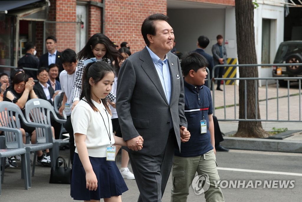 용산 어린이정원 개방행사 입장하는 윤 대통령 부부