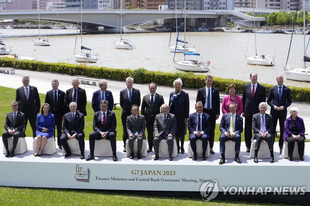 기념사진 촬영하는 G7 재무장관과 중앙은행 총재들