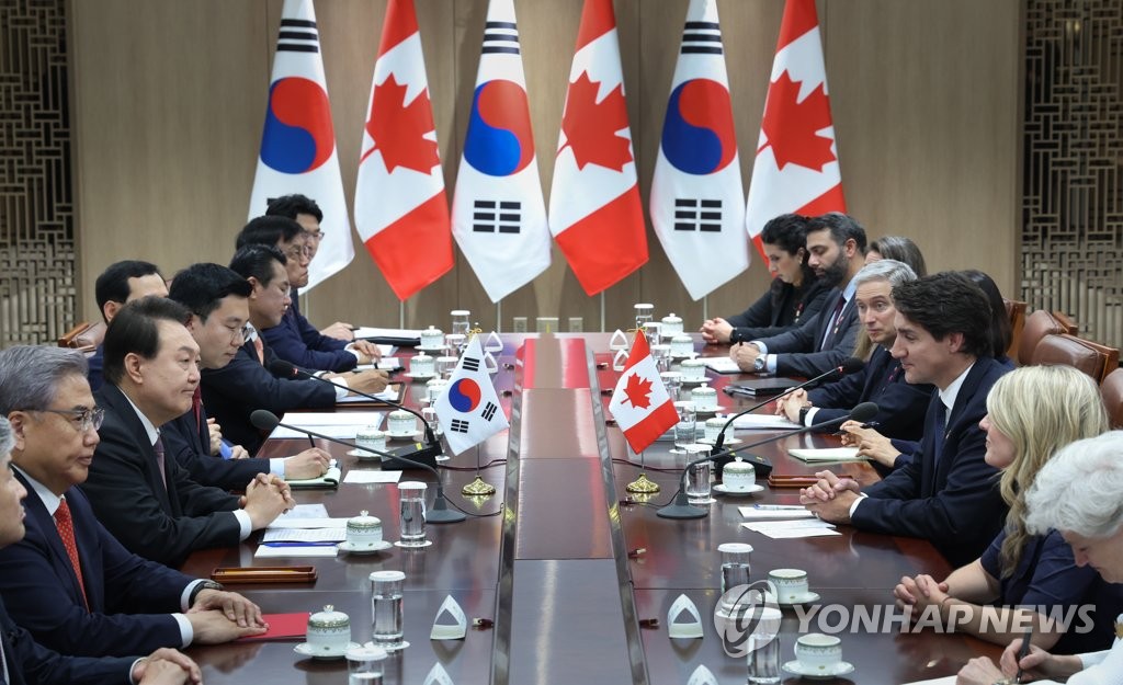ソウル・竜山の大統領室で開かれた韓国・カナダ首脳会談＝１７日、ソウル（聯合ニュース）