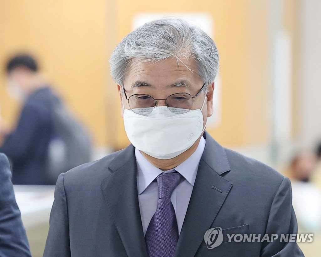 Ex-NIS director Suh Hoon questioned over illicit hiring charges