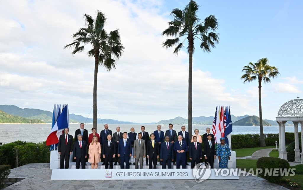 El presidente de Corea del Sur, Yoon Suk Yeol (quinto desde la izquierda, primera fila) posa para una foto grupal con otros líderes mundiales que asisten a la cumbre del Grupo de los Siete en Hiroshima, Japón, el 20 de mayo de 2023. (Yonhap)