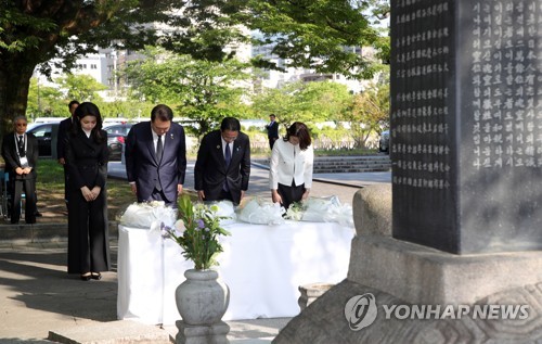韓日首脳　広島の「韓国人原爆犠牲者慰霊碑」を参拝