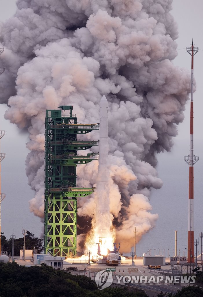 La fusée spatiale sud-coréenne Nuri, transportant huit satellites, décolle du centre spatial de Naro à Goheung, à 328 kilomètres au sud de Séoul, le 25 mai 2023. (Photo fournie par l'Institut coréen de recherche aérospatiale. Archivage et revente interdits)