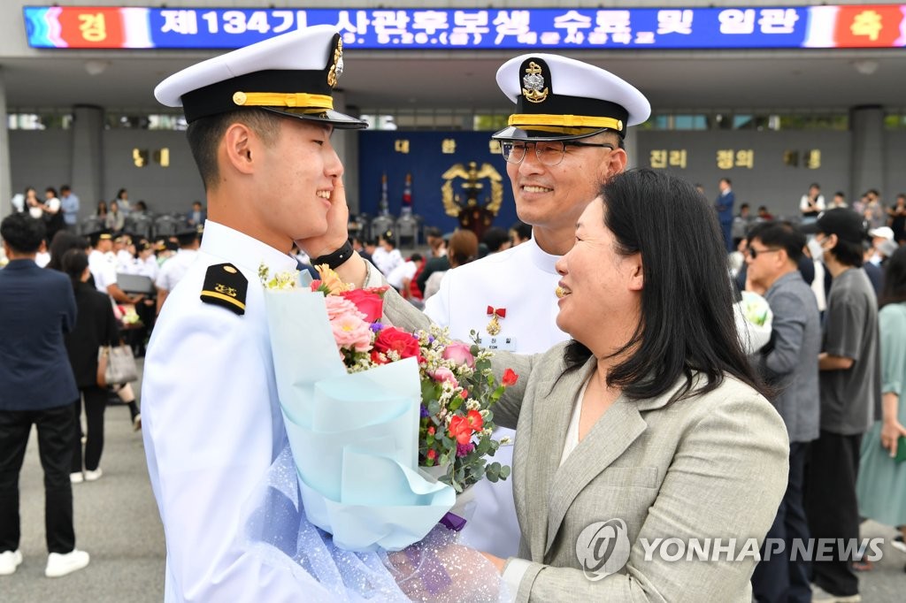 '우리는 해군 가족'…축하받는 엄현식 소위