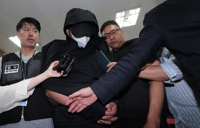 飛行中にアシアナ機のドア開ける　乗客の男を逮捕＝韓国