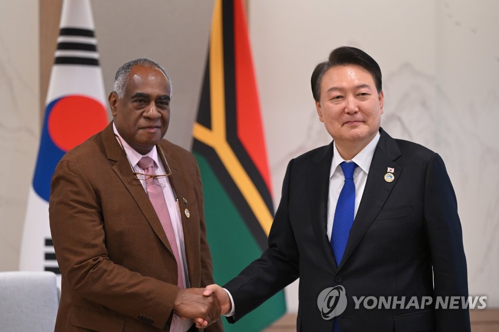 Yoon holds summit with Vanuatu's PM