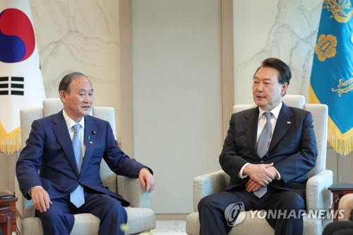 Yoon meets with ex-Japanese PM Suga
