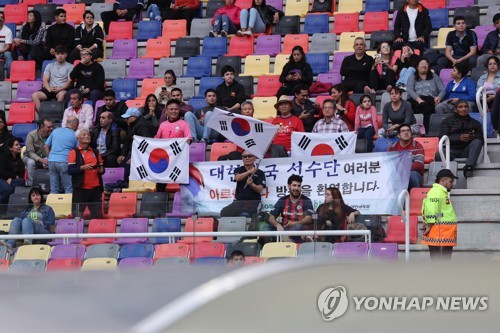 South Korean fans cheer on their national team during the round of 16 match against Ecuador at the FIFA U-20 World Cup at Santiago del Estero Stadium in Santiago del Estero, Argentina, on June 1, 2023. (Yonhap)