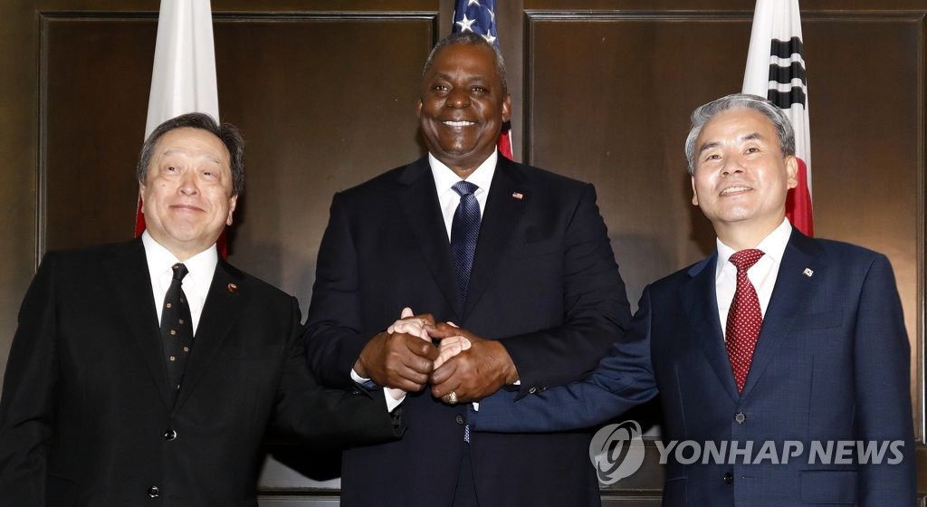 Defense Minister Lee Jong-sup (R) poses for a photo with his U.S. and Japanese counterparts, Lloyd Austin and Yasukazu Hamada, respectively, as they meet for trilateral talks on the margins of the Shangri-La Dialogue in Singapore on June 3, 2023. (Pool photo) (Yonhap)
