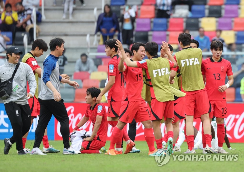 (جديد) مدرب المنتخب الكوري لكرة القدم تحت عشرين، يعبر عن امتنانه لمجهود الفريق خلال البطولة - 4