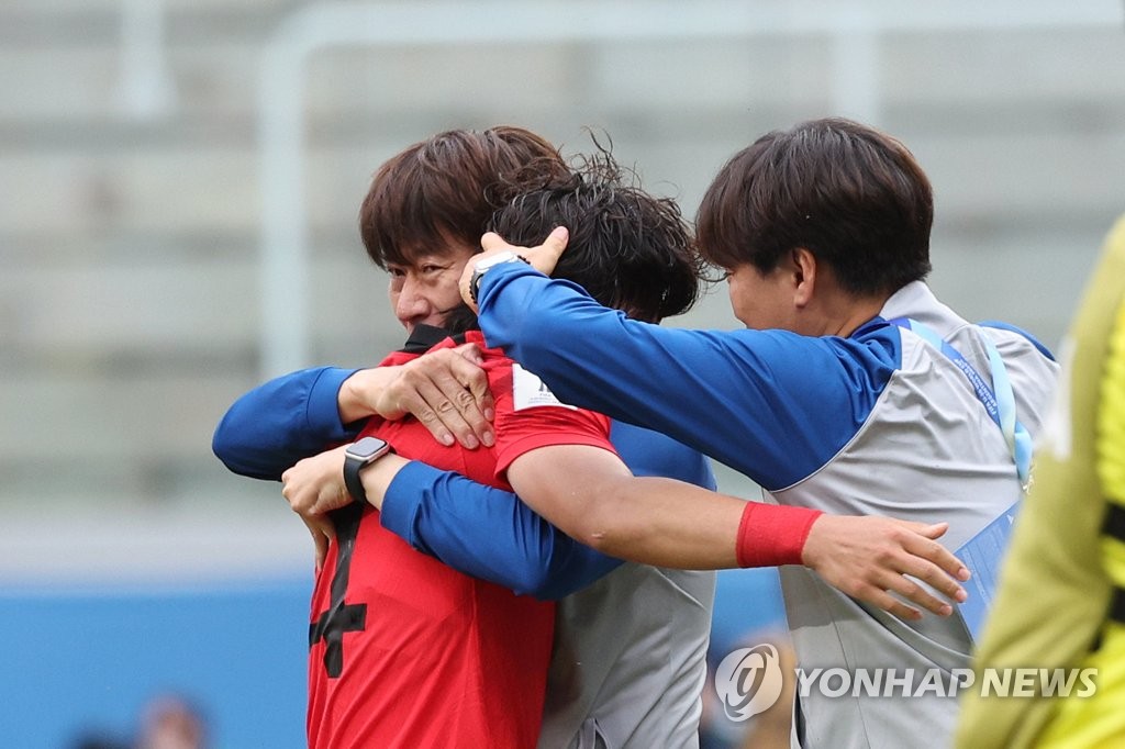 South Korea head coach Kim Eun-jung (C) embraces his defender Choi Seok-hyun after Choi scored against Nigeria during the teams' quarterfinal match at the FIFA U-20 World Cup at Santiago del Estero Stadium in Santiago del Estero, Argentina, on June 4, 2023. (Yonhap)