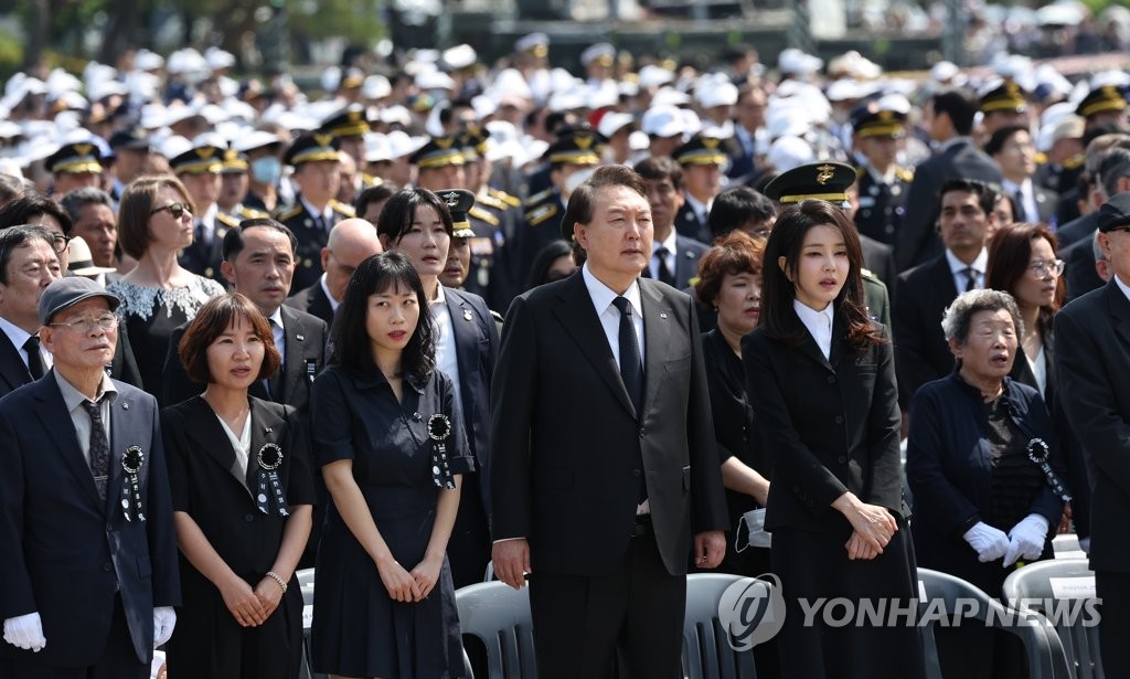 애국가 부르는 윤석열 대통령