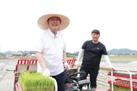 尹, 청년 농업인과 모내기…직접 이앙기 탑승
