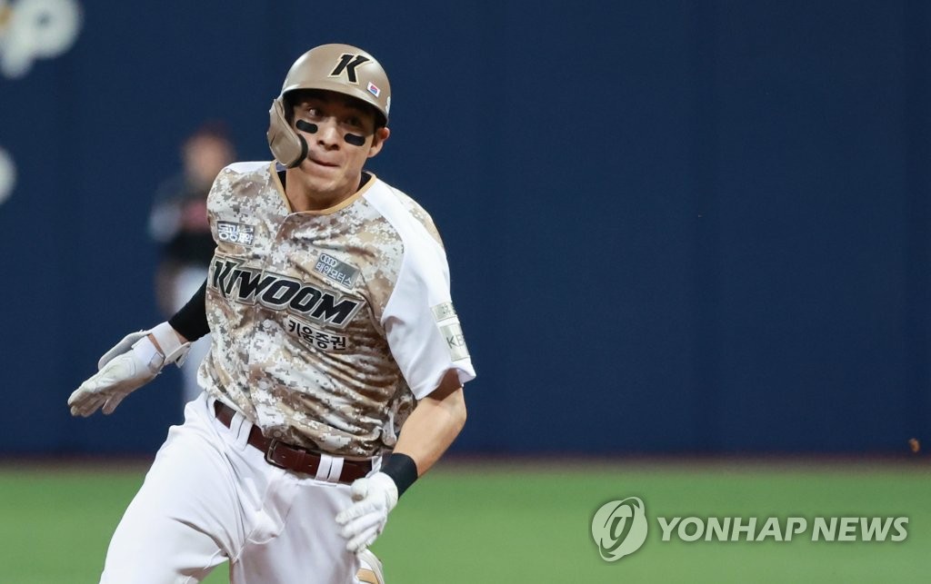 Lee Jung-hoo of the Kiwoom Heroes rounds second base after hitting a triple against the LG Twins during the bottom of the fourth inning of a Korea Baseball Organization regular season game at Gocheok Sky Dome in Seoul on June 8, 2023. (Yonhap)