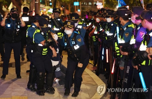 경찰, 대법원 앞 노동단체 야간문화제 또 강제해산
