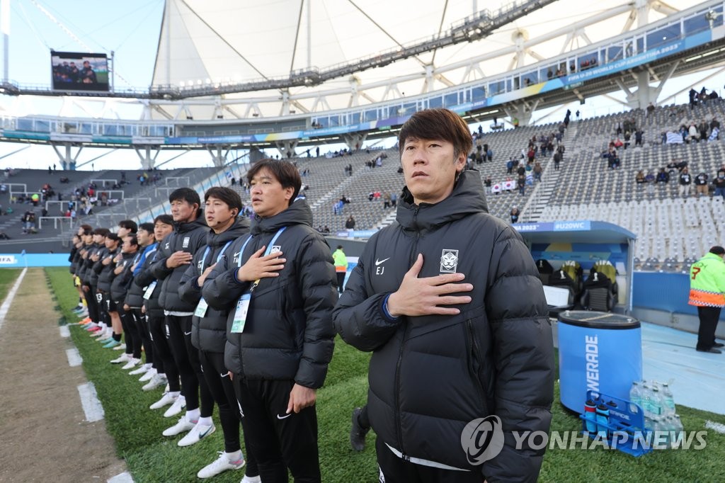 김은중 감독과 코치진