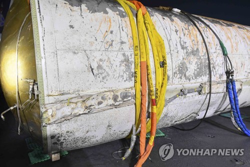 북한 '우주발사체' 2단부 어젯밤 서해서 인양