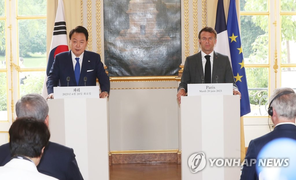 Yoon a demandé à Macron d’aider à garantir que les lois commerciales de l’UE ne nuisent pas aux entreprises sud-coréennes