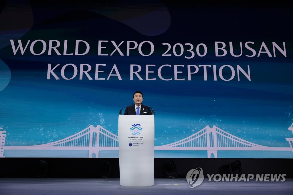 2023년 6월 21일 파일 사진에서 윤석열 총장은 부산 남동부 도시에서 열리는 한국의 2030년 세계 엑스포에 대한 지지를 고조시키기 위해 파리 리셉션에서 환영사를 하고 있습니다.  (수영장 사진) (연합)