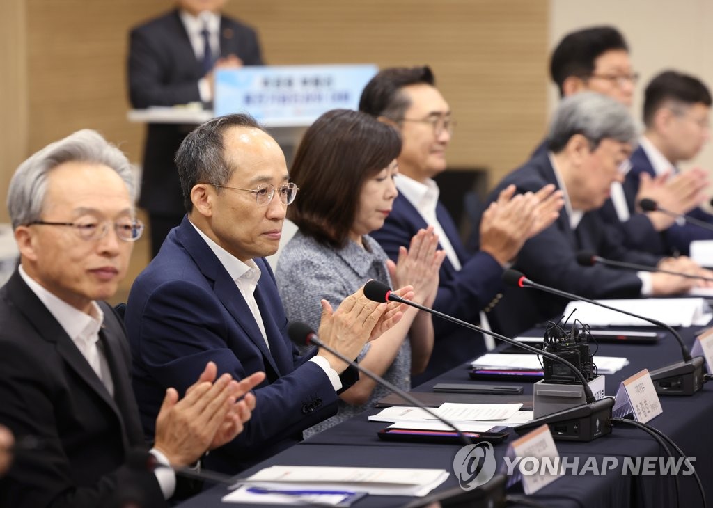 Finance Minister Choo Kyung-ho (2nd L) participates in a meeting in Seoul with officials from medium-sized firms on June 26, 2023. (Yonhap)