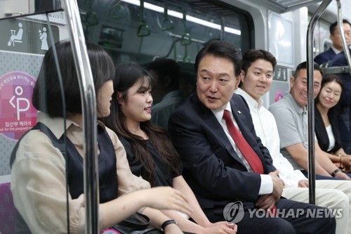 尹 "수도권 서부 획기적 변화"…대곡∼소사 첫 열차 시승(종합2보)