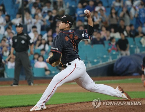 In this file photo from June 30, 2013, Hanwha Eagles starter Moon Dong-ju pitches against the Samsung Lions during a Korea Baseball Organization regular season game at Daegu Samsung Lions Park in Daegu, southeast of Seoul. (Yonhap)