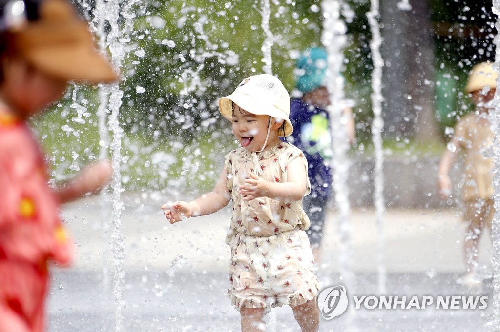 더위 식히는 바닥분수에 신난 어린이 | 연합뉴스