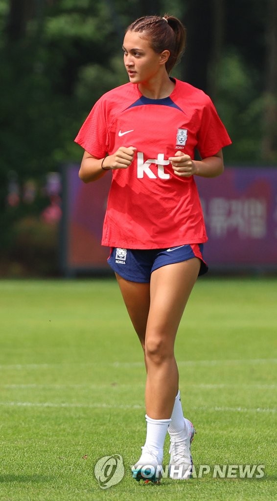 몸 푸는 케이시 페어