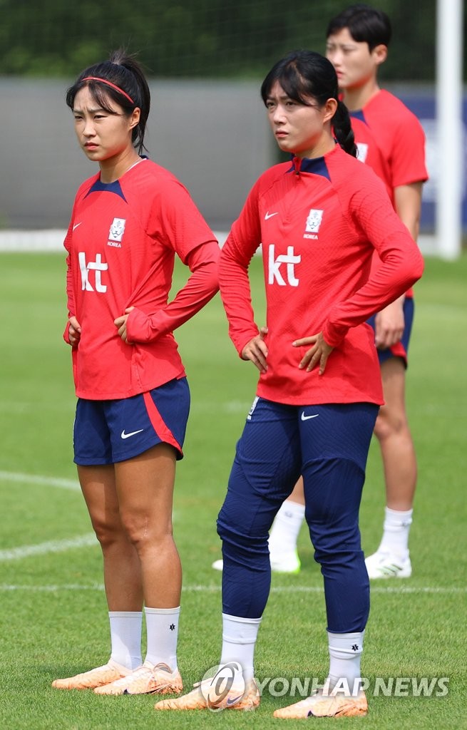 벨 감독 설명 듣는 이영주-심서연