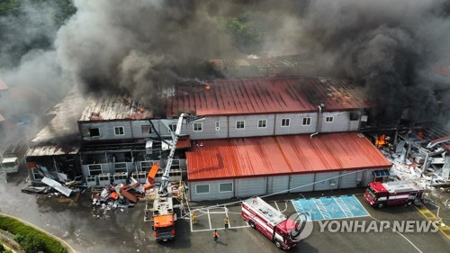 남원 공장 화재, 대응 1단계로 하향…소방대원 3명 부상