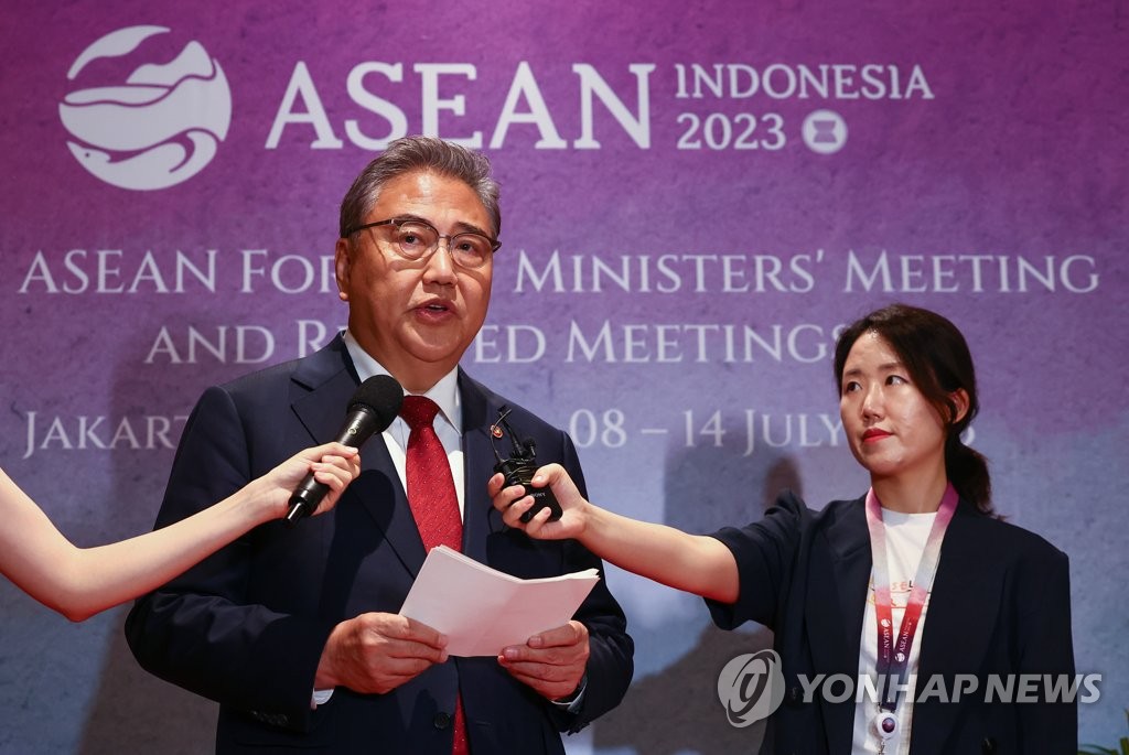 El ministro de Relaciones Exteriores de Corea del Sur, Park Jin, habla con reporteros en Shangri-La Jakarta en Yakarta el 12 de julio de 2023, luego de llegar a la capital de Indonesia para asistir a una serie de reuniones de alto nivel dirigidas por la Asociación de Naciones del Sudeste Asiático.  (Yonhap)