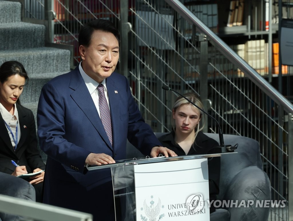 El presidente de Corea del Sur, Yoon Suk Yeol, habla en un evento con jóvenes polacos en la Universidad de Varsovia en la capital polaca el 14 de julio de 2023. (Yonhap)